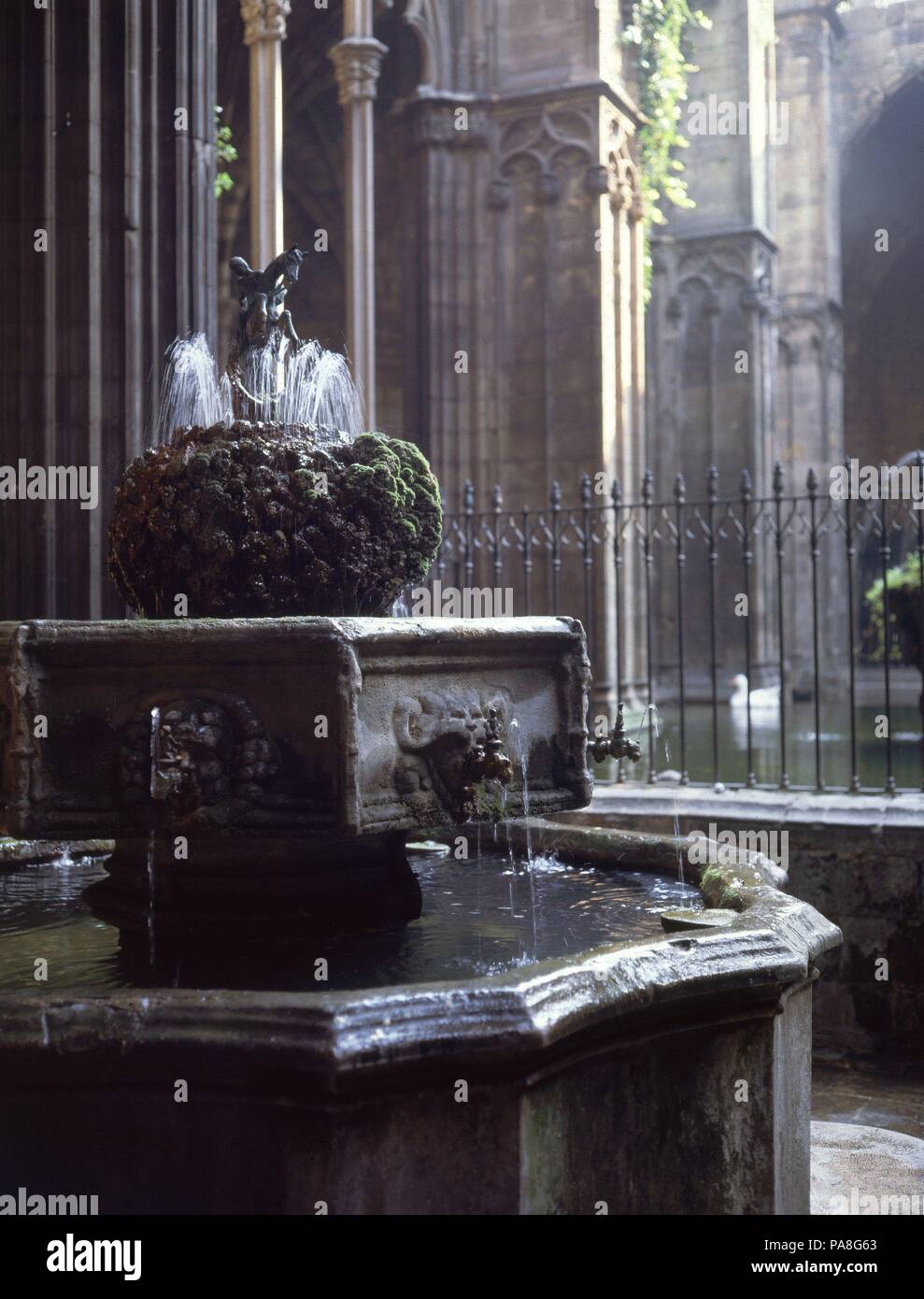 LA FUENTE DEL CLAUSTRO DE LA CATEDRAL DE BARCELONA DEL SIGLO XV CON LA ...