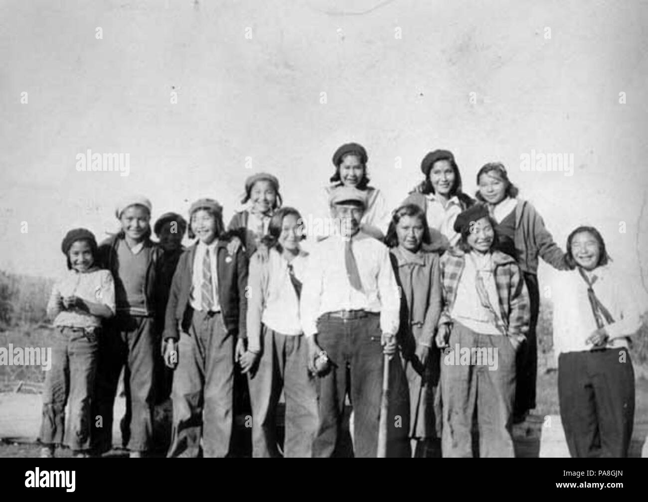 101 George Johnston und Mädchen Baseball Team - Tlingit - Teslin Yukon 1941 Stockfoto