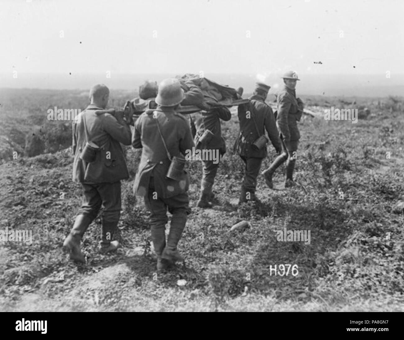 101 deutsche Kriegsgefangene, Verwundete NZ Soldat, 27. August 1918 Stockfoto