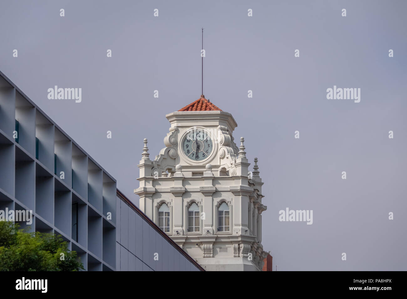 Clock Tower von Gebäude in der Nähe der Plaza San Martin bei Rivadavia und Rosario de Santa Fe Street Ecke - Cordoba, Argentinien Stockfoto