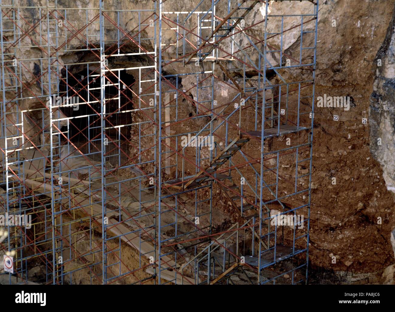 TRINCHERA DOLINA - CUEVA DE LOS ZARPAZOS - ENTRADA (MATERIALES ENTRE 350 Y 110 MIL MIL AÑOS) PLEISTOCENO. Lage: YACIMIENTOS, SPANIEN. Stockfoto