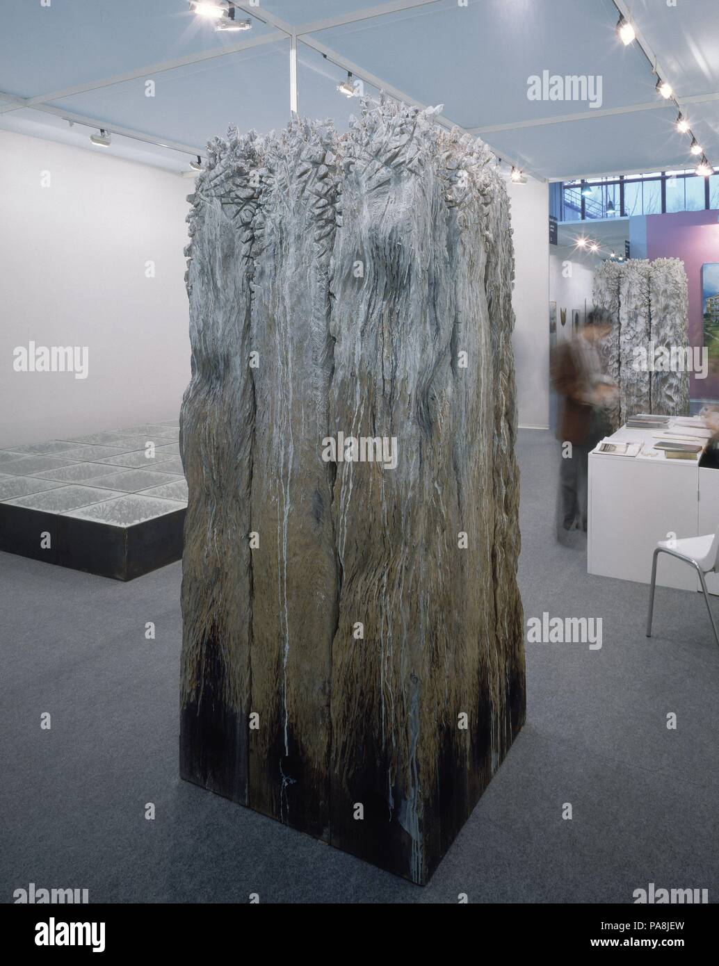 ESCULTURA EN MADERA - STAND DE UNA GALERIA. Ort: Messegelände IFEMA-ARCO, Madrid, Spanien. Stockfoto