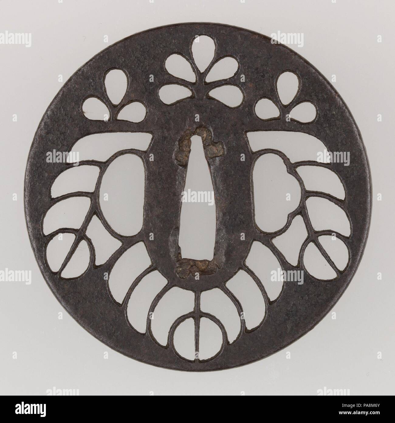 Schwert Guard (Tsuba). Kultur: Japanisch. Abmessungen: Durchm. 3 in. (7,6 cm); Stärke 3/16 in. (0,5 cm); Wt. 3 oz. (85 g). Datum: 18. Museum: Metropolitan Museum of Art, New York, USA. Stockfoto