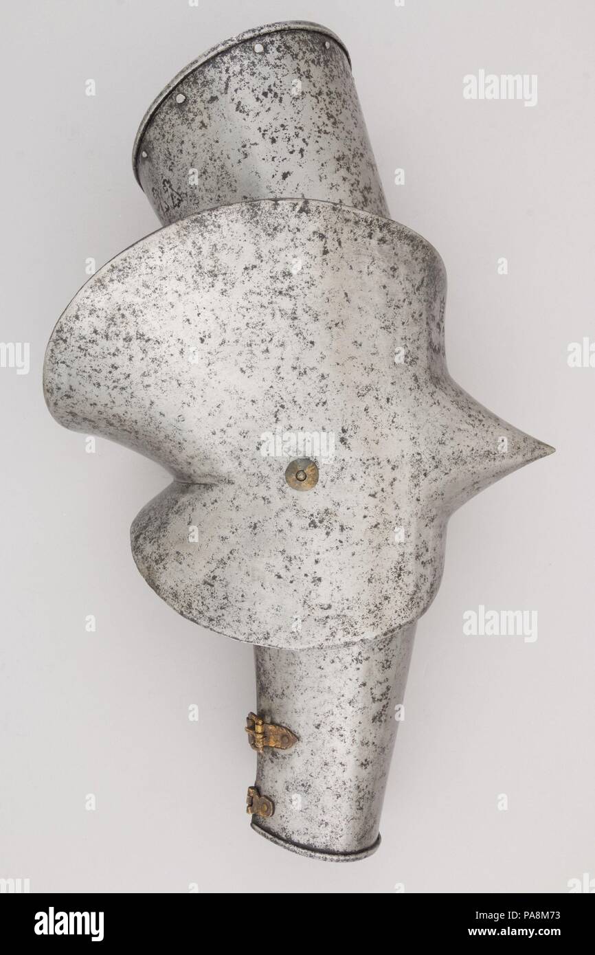 Der linke Arm Verteidigung (Vambrace) mit Winkelstück verstärken. Kultur: Italienisch, Mailand. Abmessungen: H 18. (45,7 cm); W. 6. (15,2 cm); D.10 3/4 in. (27,3 cm); Wt. 4 lb. 7.5 oz. (2027 g). Datum: Ca. 1450-60. Museum: Metropolitan Museum of Art, New York, USA. Stockfoto