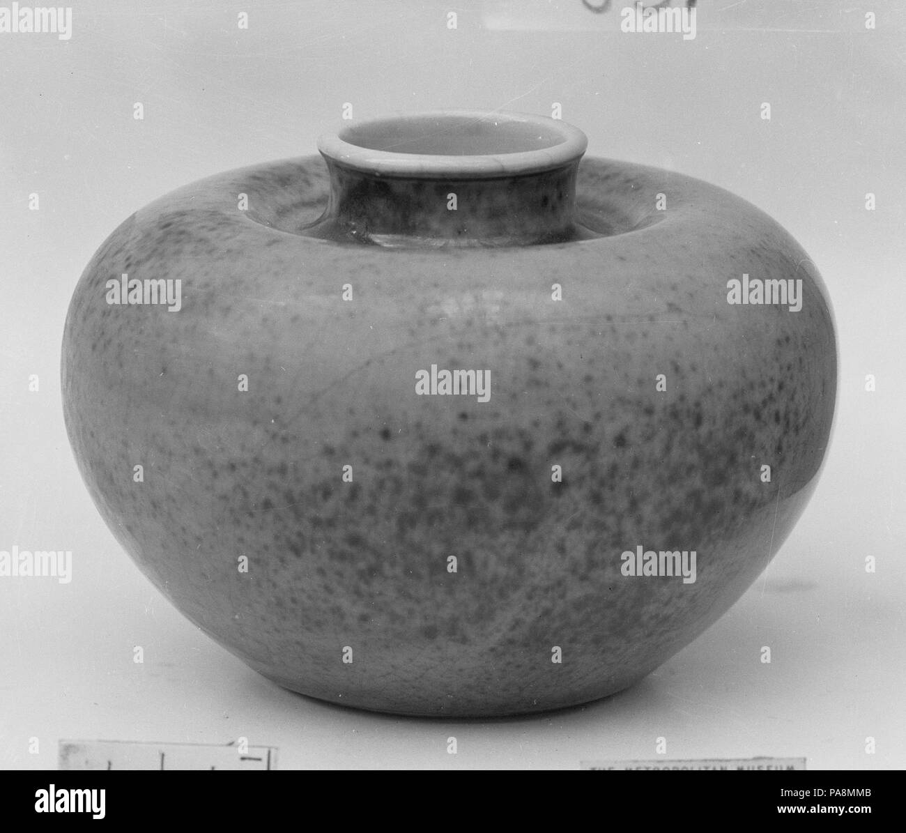 Wasserkrug. Kultur: China. Abmessungen: H.2 1/4 in. (5,7 cm); Durchm. 3 3/4 in. (9,5 cm). Datum: 1678-88. Museum: Metropolitan Museum of Art, New York, USA. Stockfoto