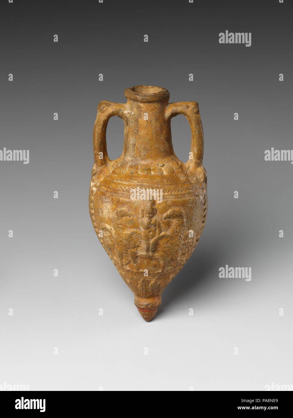 Amphoriskos mit geformten Design von harpokrates und Adler. Abmessungen: H.15 cm (5 7/8 in.); Durchm. 7,8 cm (3 1/16 in.). Dynastie: ptolemäischen Dynastie. Datum: 300 B.C.-A.D. 50. Licht Bodenrelief Schiffe dieser Art beginnen im 3. Jahrhundert v. Chr. werden Dieses Beispiel stellt Harpokrates, möglicherweise auf der Thunderbolt, zwischen zwei Adler. Es ist wenig über ihre Verwendung Kontext bekannt, aber vor kurzem Strukturkeramik haben in einem terracotta Workshop in Athribis datiert in die Zeit von Ptolemäus IV (222-204 v. Chr.) gefunden; die Werkstatt schien ein Bereich der Bäder zu einem sakralen Struktur befestigt zu dienen, nun Stockfoto