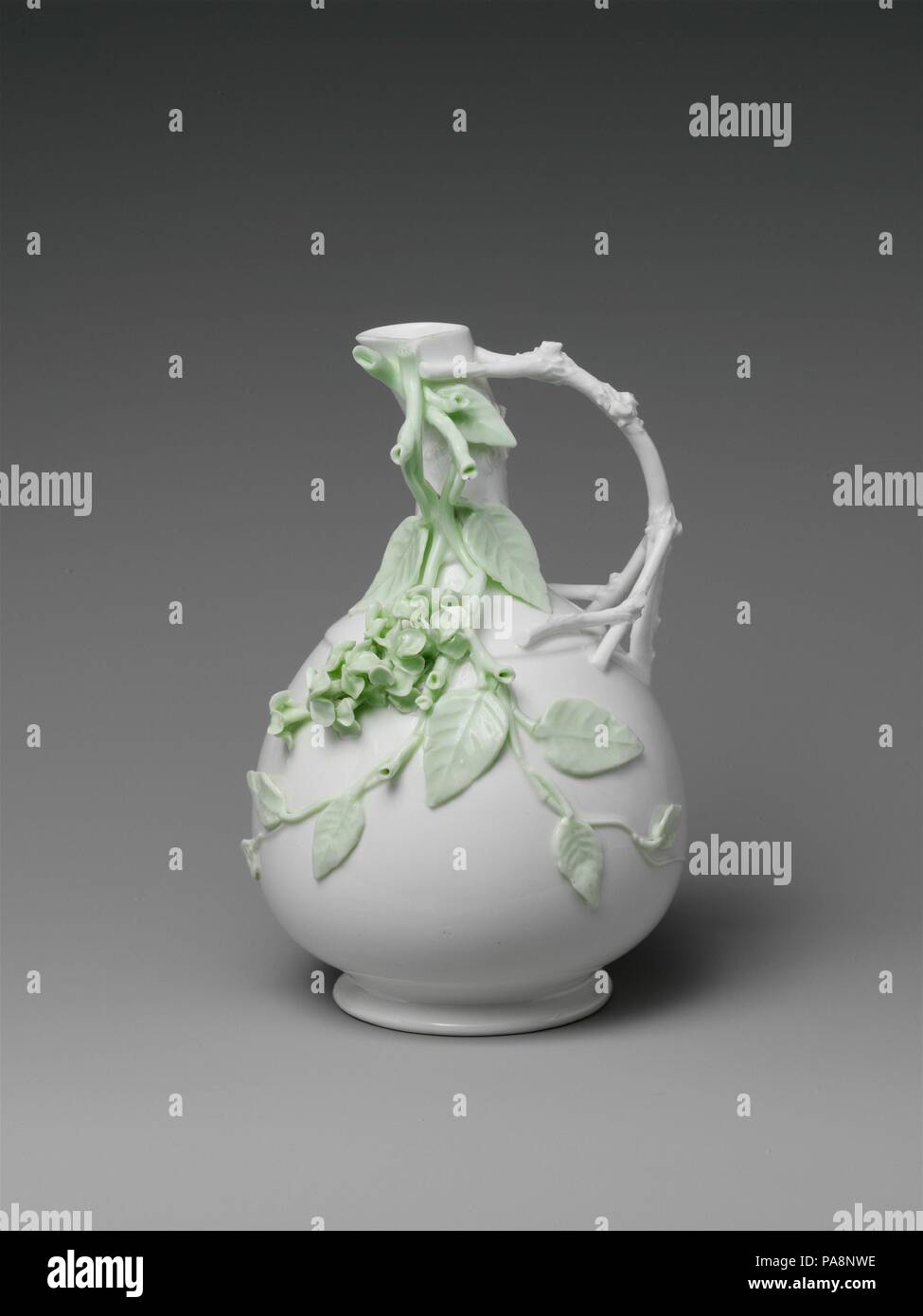 Ewer. Kultur: American. Abmessungen: 6 15/16 x 4 1/2 in. (17,6 x 11,4 cm). Schöpfer: Knowles, Taylor, und Knowles (1870-1929). Datum: 1891-97. Knowles, Taylor, und Knowles erste vermarktet Lotus ware, ein reines Weiß Bone China, 1891. Japanische Einfluss ist in diesem Ewer asymmetrisches Design, Bambus-form Hals offensichtlich, und angewandte Blüten und Blätter. Museum: Metropolitan Museum of Art, New York, USA. Stockfoto