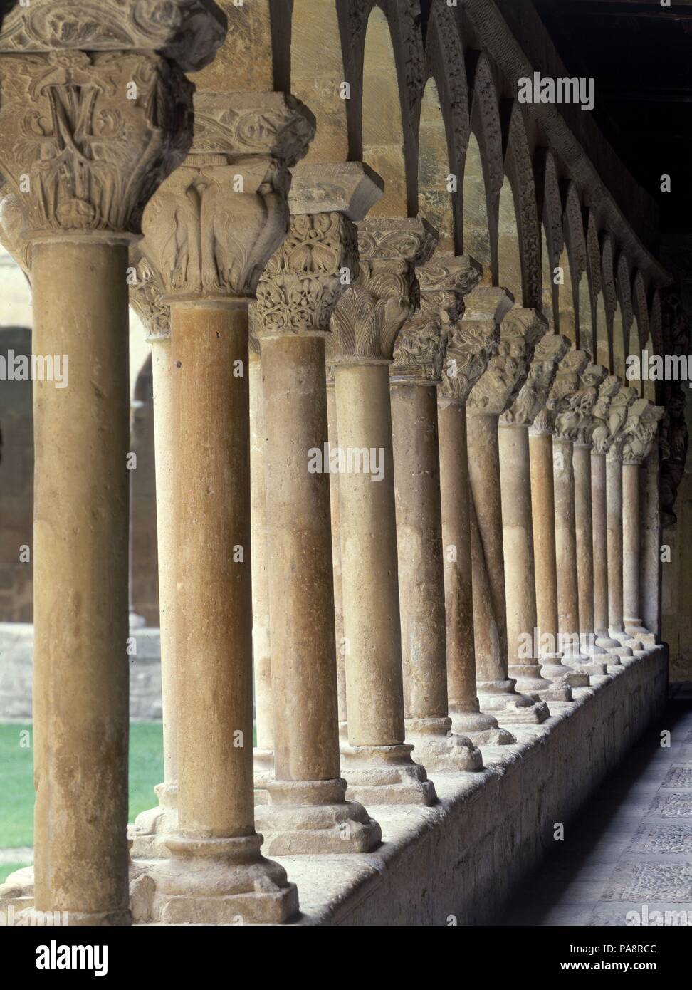 CLAUSTRO ROMANICO - GALERIA NORTE - SEGUNDA MITAD DEL SIGLO XI. Lage: MONASTERIO, SPANIEN. Stockfoto