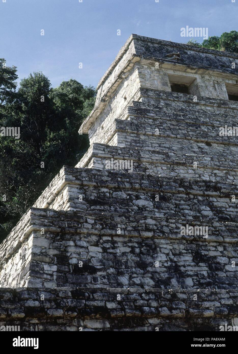 TEMPLO DE LAS INSCRIPCIONES - Vista desde el SUELO. Lage: Tempel der Inschriften, Palenque, CIUDAD DE MEXICO. Stockfoto