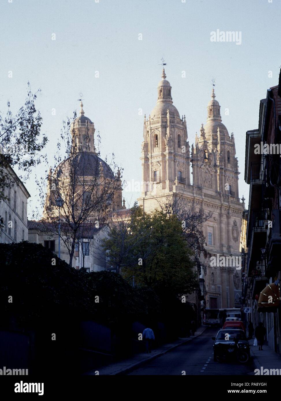 FACHADA DE LA IGLESIA - SIGLO XVII - BARROCO SALMANTINO - TORRES REALIZADAS POR ANDRES GARCIA DE LARRAGA. Autor: Juan Gomez de Mora (1586-1646). Lage: CLERECÍA, SPANIEN. Stockfoto