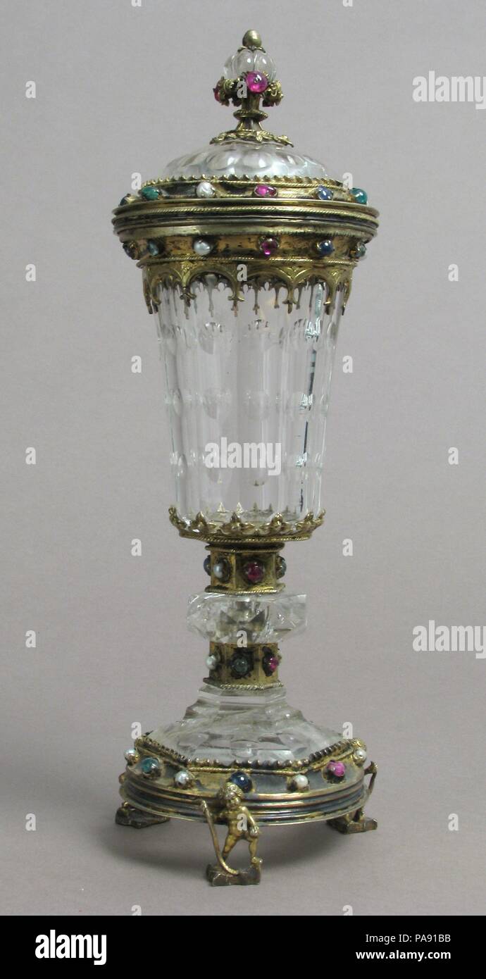 Abgedeckte Schale. Kultur: Deutsch. Abmessungen: Insgesamt: 9 7/16 x 3 1/4 in. (24 x 8,2 cm) ohne Deckel: 7 3/16 x 3 1/4 in. (18,3 x 8,2 cm) Deckel nur: 2 3/8 x 3 1/16 in. (6,1 x 7,8 cm). Datum: 15. Bergkristall war höchst im Laufe der Geschichte für seine Härte und brillante Klarheit bewertet. Im Mittelalter wurde es von der Kirche als ein Symbol von unbesudelter Reinheit gesehen, und damit die am besten geeignete Material für Behälter der heiligen Reliquien und für andere kirchliche Schiffe. Für Könige, Fürsten und anderen platzierten Personen, Trinkgefäße aus geschnitten und hochglanzpolierten Bergkristall und d Stockfoto