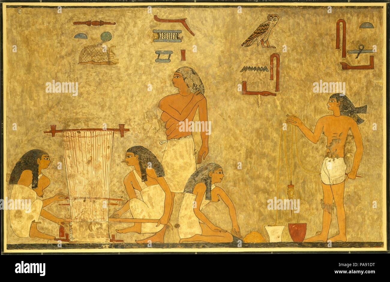 Weber, Grab des Khnumhotep. Artist: Norman de Garis Davies (1865-1941). Abmessungen: Telefax: h. 66,5 cm (26 1/4 in); w. 103.5 cm (40 3/4 in), Maßstab 1:1 gerahmt: h. 69,9 cm (27 1/2 in); w. 106,2 cm (41 13/16 in.). Dynastie: Dynasty 12. Herrschaft: Zeit des Senwosret II. Datum: Ca. 1897-1878 v. Chr.. Dieses Faksimile Gemälde Kopien Teil einer Szene im Grab des Khnumhotep (Grab 3) in Beni Hasan. Die Szene zeigt eine Gruppe der Weber. Die Frauen auf der rechten Seite befahren, Bettwäsche und die zwei auf der linken Seite sind die Weberei Tuch auf einem Webstuhl. Das Faksimile wurde am Grab 1931 von Norman de Garis lackiert Stockfoto