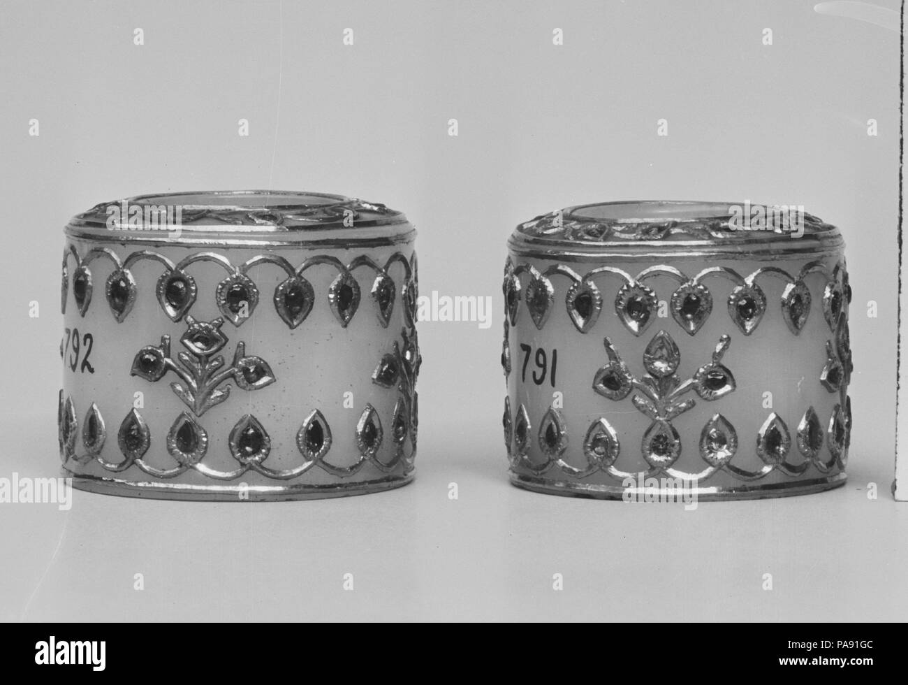 Jeweled Thumb-Ring. Kultur: Indien. Abmessungen: H.1 1/8 in. (2,9 cm); Durchm. 1 3/8 in. (3,5 cm). Datum: 19. Museum: Metropolitan Museum of Art, New York, USA. Stockfoto
