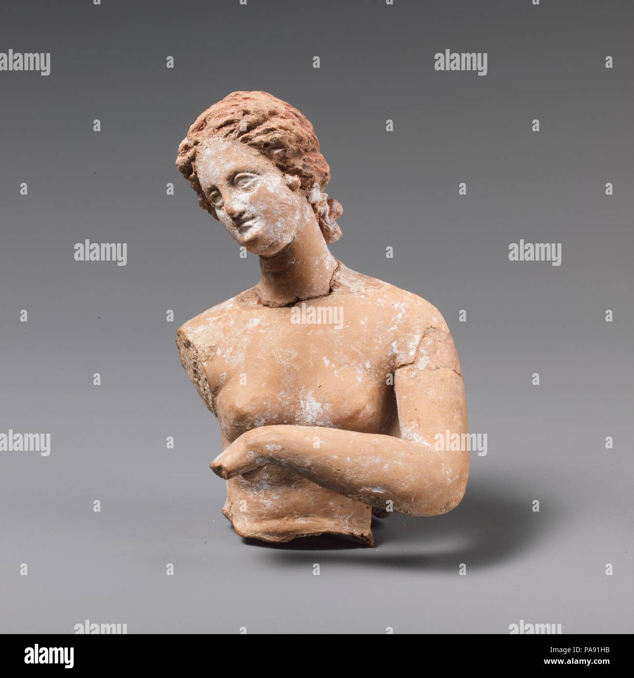 Fragmentarische terrakotta Statue einer Frau. Kultur: Griechisch, Dachboden. Abmessungen: H.: 4 3/16 in. (10,6 cm). Datum: 3.Jahrhundert v. Chr.. Die obere Hälfte des Körpers; Fragment. Museum: Metropolitan Museum of Art, New York, USA. Stockfoto