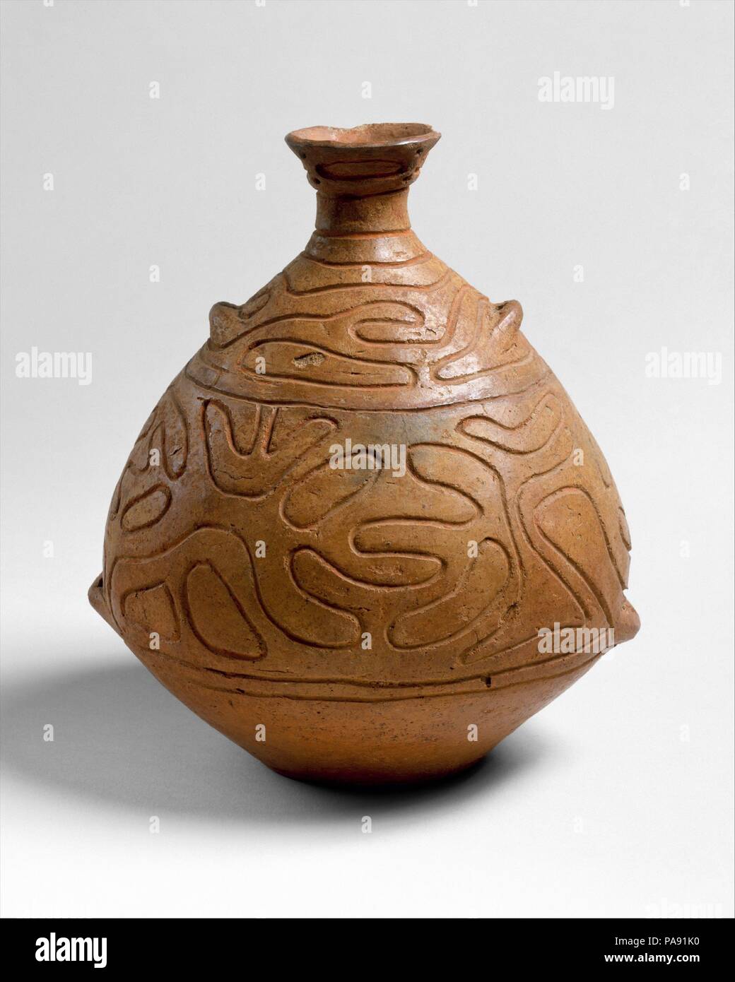 Jar. Kultur: Japan. Abmessungen: H.7 7/8 in. (20 cm); Durchm. 6 1/2 in. (16,5 cm). Dieses kleine, bauchige Flakon mit engem Hals, ist typisch für die Waren am späten Jomon Websites in der Region Tohoku gefunden. Während die südlichen und westlichen Teile von Japan für ausländische Einflüsse in dieser Zeit reagiert, diese Gegend im nördlichen Honshu wurde zu einem Zentrum der traditionellen Töpferei Produktion. Obwohl das rote Pigment auf der Oberfläche des Gefäßes ist ungewöhnlich, die durchdachte, eingeschnittenen Dekoration ist typisch. Die geringe Größe dieser Flasche und seine relativ einfache, kompakte Profil veranschaulichen Spät Jomon c Stockfoto