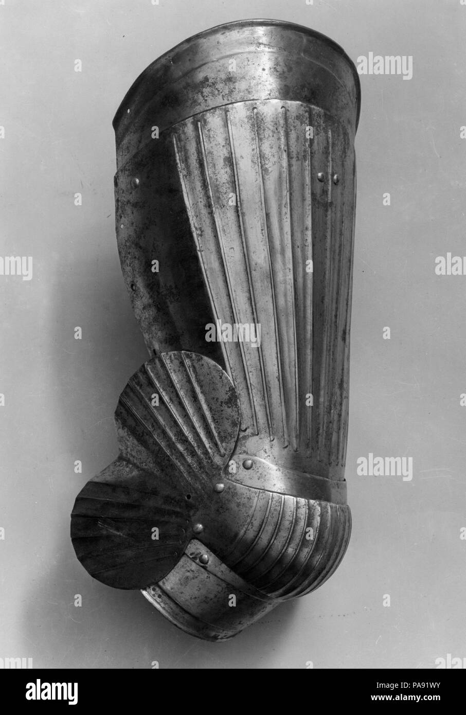 Rechten Oberschenkel Verteidigung (Cuisse) mit Knie Verteidigung (Poleyn). Kultur: Deutsch. Abmessungen: H.17 cm. (44,5 cm). Datum: 16. Museum: Metropolitan Museum of Art, New York, USA. Stockfoto