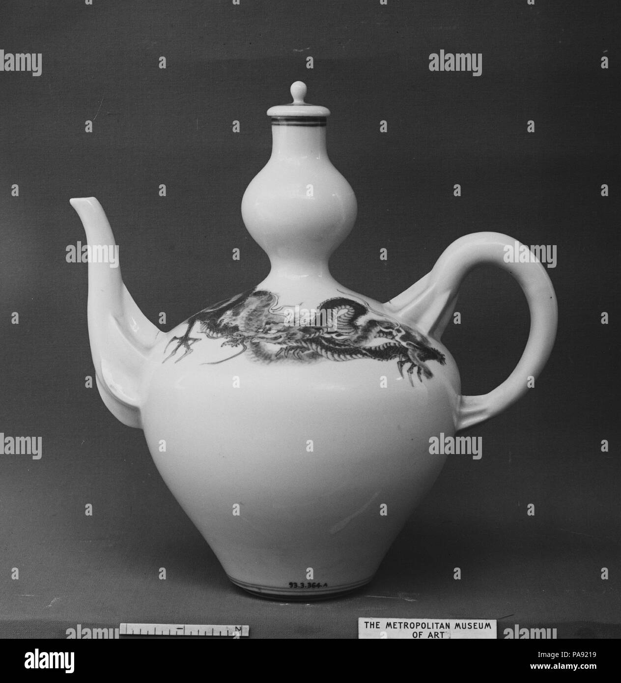 Ewer mit Drachen. Artist: makuzu Kozan (martk von Toranosuke) (Japanisch, 1842-1916). Kultur: Japan. Abmessungen: H. 9 1/4 in. (23,5 cm). Datum: Ende des 19. Jahrhunderts. Museum: Metropolitan Museum of Art, New York, USA. Stockfoto