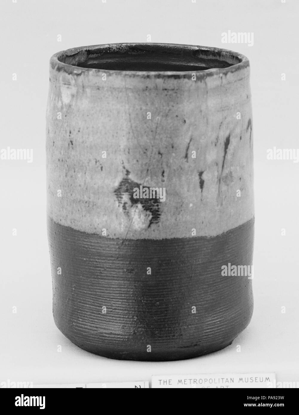 Tiefe Schale. Kultur: Japan. Abmessungen: H. 5 1/4 in. (13,3 cm); Durchm. 3 3/4 in. (9,5 cm). Datum: 19. Museum: Metropolitan Museum of Art, New York, USA. Stockfoto