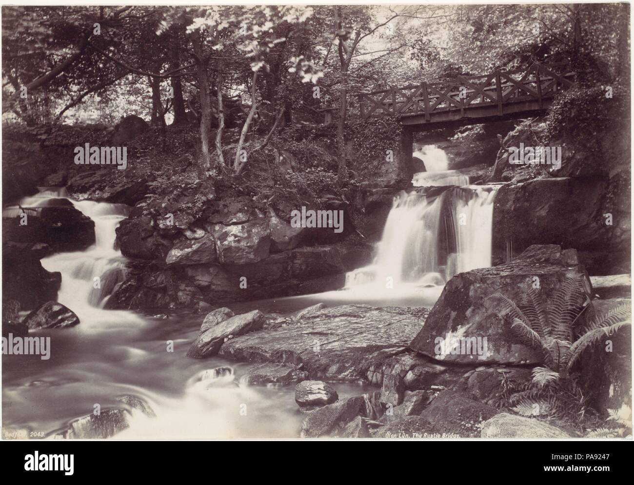Glen Lun. Die Rustikale Brücke. Artist: Francis Bedford (Briten, London 1816-1894 London). Datum: 1870. Bedford war einer der erfolgreichsten kommerziellen Landschaft Fotografen seiner Zeit. Er erstellt einen atemberaubenden Blick auf die englische Landschaft, vor allem in und um die Entwicklung der Kurorte, die Londoner Mittelschicht während der 1860er Jahre strömten. Zeitgenössische Betrachter vertraut mit Richard Doddridge Blackmore's immens populären Roman Lorna Doone (1869) würde erkannt haben diese ätherischen fällt als der Ort, wo die Hauptfigur ihr Retter und zukünftigen Ehemann erfüllt, John ridd. Conn Stockfoto