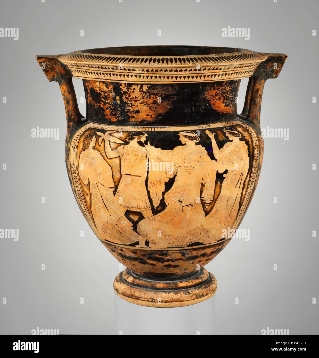 Terrakotta Spalte - Krater (Vase für das Mischen von Wein und Wasser). Kultur: Griechisch, Dachboden. Abmessungen: H.21 cm. (54,3 cm) Durchmesser der Öffnung 13 cm. (34,3 cm). Datum: Ca. 460 v. Chr.. Vorderseite, Zeus verfolgt Ägina Rückwärts, Mann mit Personal und drei Frauen der Mythos des Zeus und Ägina selten vertreten ist. Ägina ist eine Nymphe, die Zeus aus auf die Insel, die ihren Namen trägt. Mit sparsamen Mitteln, der Maler charakterisiert erfolgreich jede der Figuren in der Szene. Museum: Metropolitan Museum of Art, New York, USA. Stockfoto