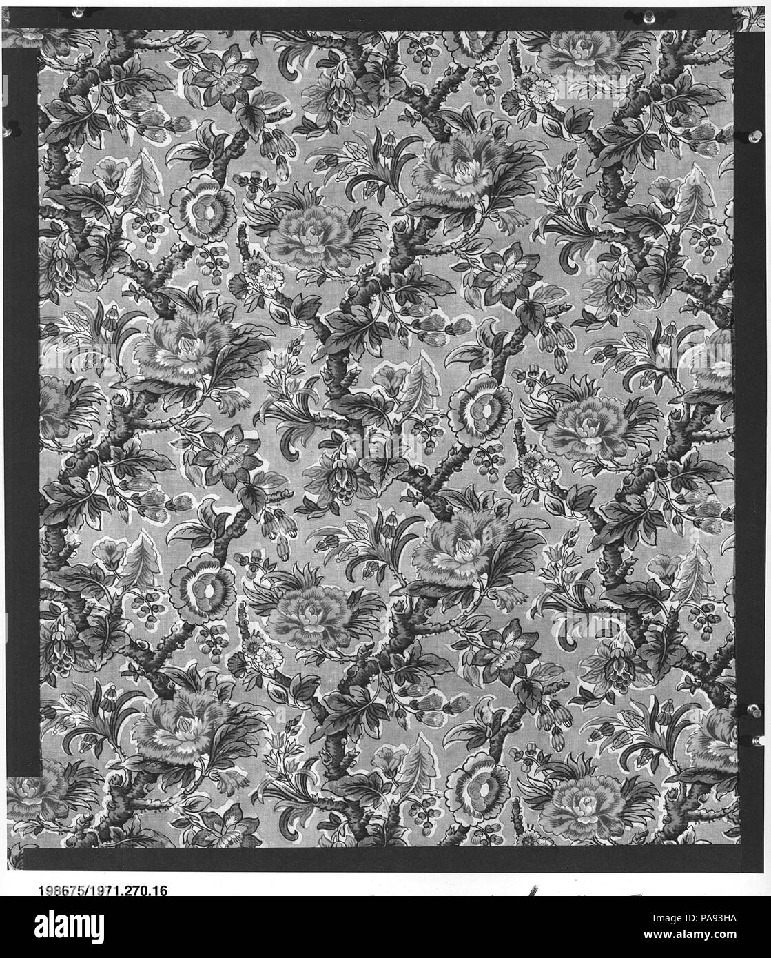 Stück. Kultur: British, Preston. Abmessungen: L 42 x W. 26 Zoll (volle Breite) 106,7 x 66,0 cm. Manufaktur: Geländer Halle (Briten, gegründet. 1798). Datum: 1810-15. Das Geländer Halle drucken Werke gegründet. 1798 von Richard Jackson und John Stephenson. Zwischen 1809 und 1825 wurde es von Charles Swainson mit unterschiedlichen Partnern. Es war die führende Firma für den Holzschnitt "Mobiliar" Chintzes. Museum: Metropolitan Museum of Art, New York, USA. Stockfoto