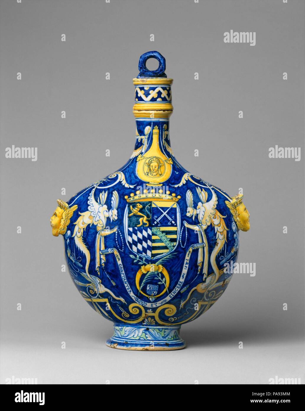 Pilgrim Flasche mit Schraubverschluß. Kultur: Französisch, Nîmes. Abmessungen: Höhe (mit Schraubverschluss): 15. (38,1 cm). Teekocher: Workshop von Antoine Syjalon (Französisch, 1524-1590). Datum: 1581. Satirische Verweise auf katholische Praxis in Form von phantastischen, Hund - konfrontiert Kreaturen holding Rosenkränze und anderes Zubehör auf dieser Kolben. Es war vermutlich als diplomatisches Geschenk für einen ausländischen protestantischen Fürsten, Johann Casimir von Bayern (1543-1592), dessen Arme auf Es erscheinen. Die dekorative Regelung von fabelhaften Wesen, Früchte, Vögel und Masken ist aus der Arbeit des Graveurs und Architekten Jacques abgeleitet und Stockfoto