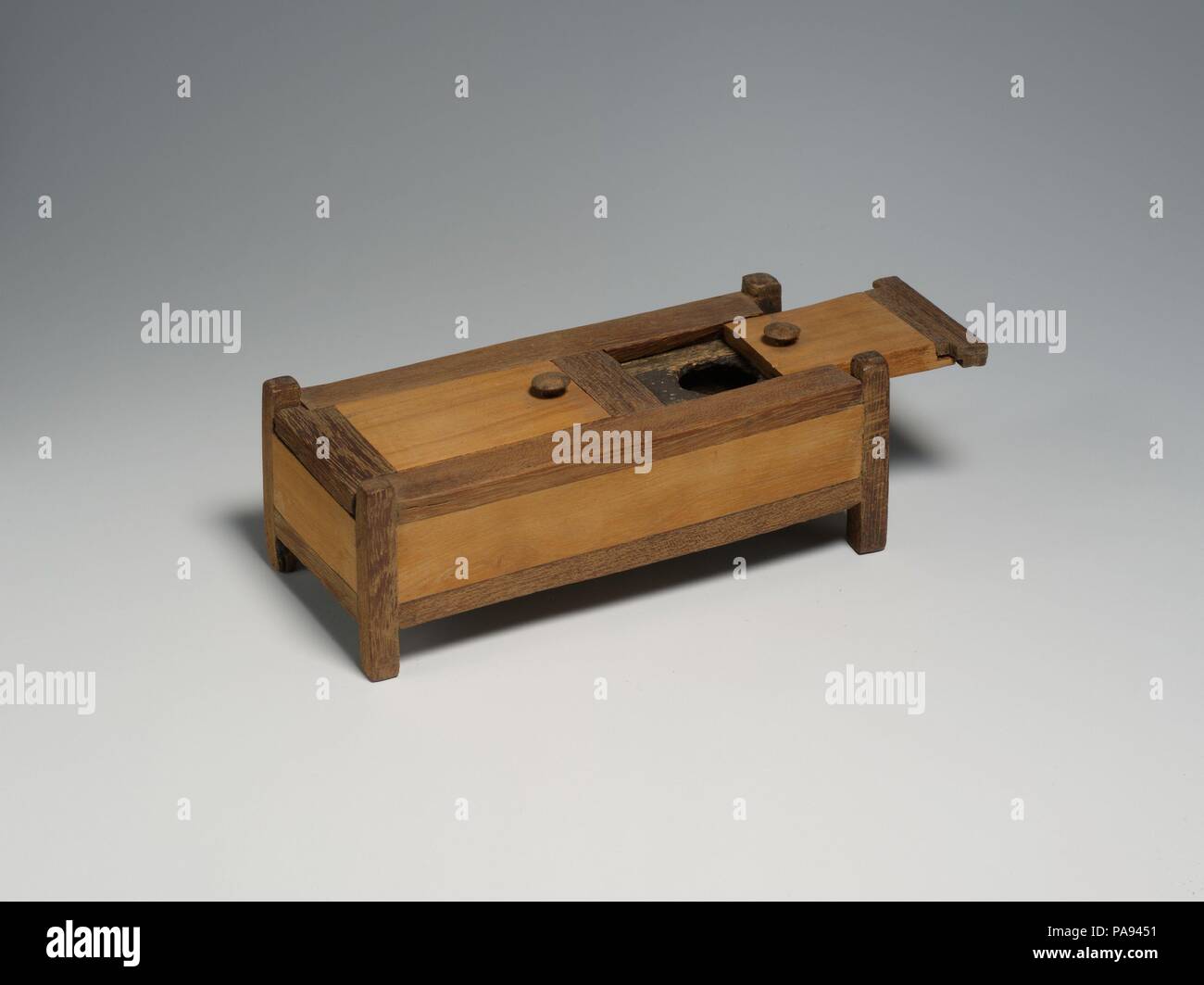 Tinte gut. Maße: H 4,5 x L 12,2 × D 5,6 cm (1×4 13/16 x 2 3/16 3/4 in.). Dynastie: Dynasty 13-17. Datum: Ca. 2030-1640 v. Chr.. Die schwarze Tinte, Ägypter gemischt der Kohlenstoff aus teilweise verbrannten organischen Materialien, wie z.b. Öl oder Holz abgeleitet, mit irgendeiner Art von Bindemittel, wahrscheinlich Gummi arabicum. Rote Tinte wurde aus Hämatit, ein natürlich vorkommendes Mineral Form von Eisenoxid. Museum: Metropolitan Museum of Art, New York, USA. Stockfoto