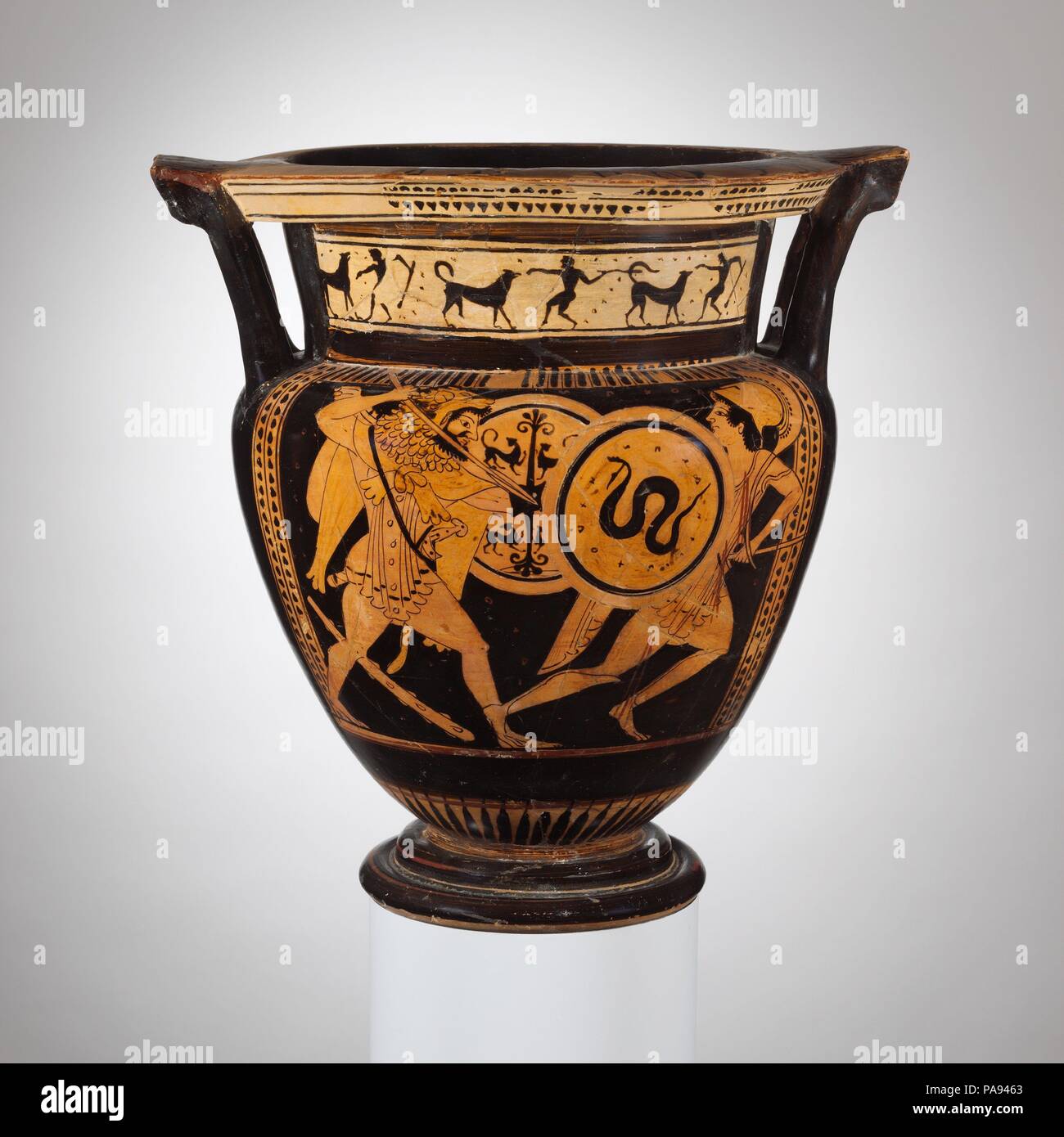 Terrakotta Spalte - Krater (Schüssel für das Mischen von Wein und Wasser). Kultur: Griechisch, Dachboden. Abmessungen: H.: 13 7/16 in. (34,1 cm). Datum: Ca. 500 v. Chr.. Auf dem Körper, Vorderseite, Herakles und Kyknos Rückwärts, zwei Partygängern auf der Hals, Vorderseite, auf weißem Grund, Jäger und Jagdhunde auf der Oberseite der Lippe, Tiere, die den Übergang von der schwarz-roten Figur unter den Athener Künstler war weder schnelle noch ordentlich. Während die Göttinger Maler die neue Technik für die wichtigsten Themen, verwendet er den Hals von der Vorderseite in den veralteten Kombination von Silhouette auf Weiß - Boden eingerichtet. Auf der Lippe, die er zurückgesetzt Stockfoto