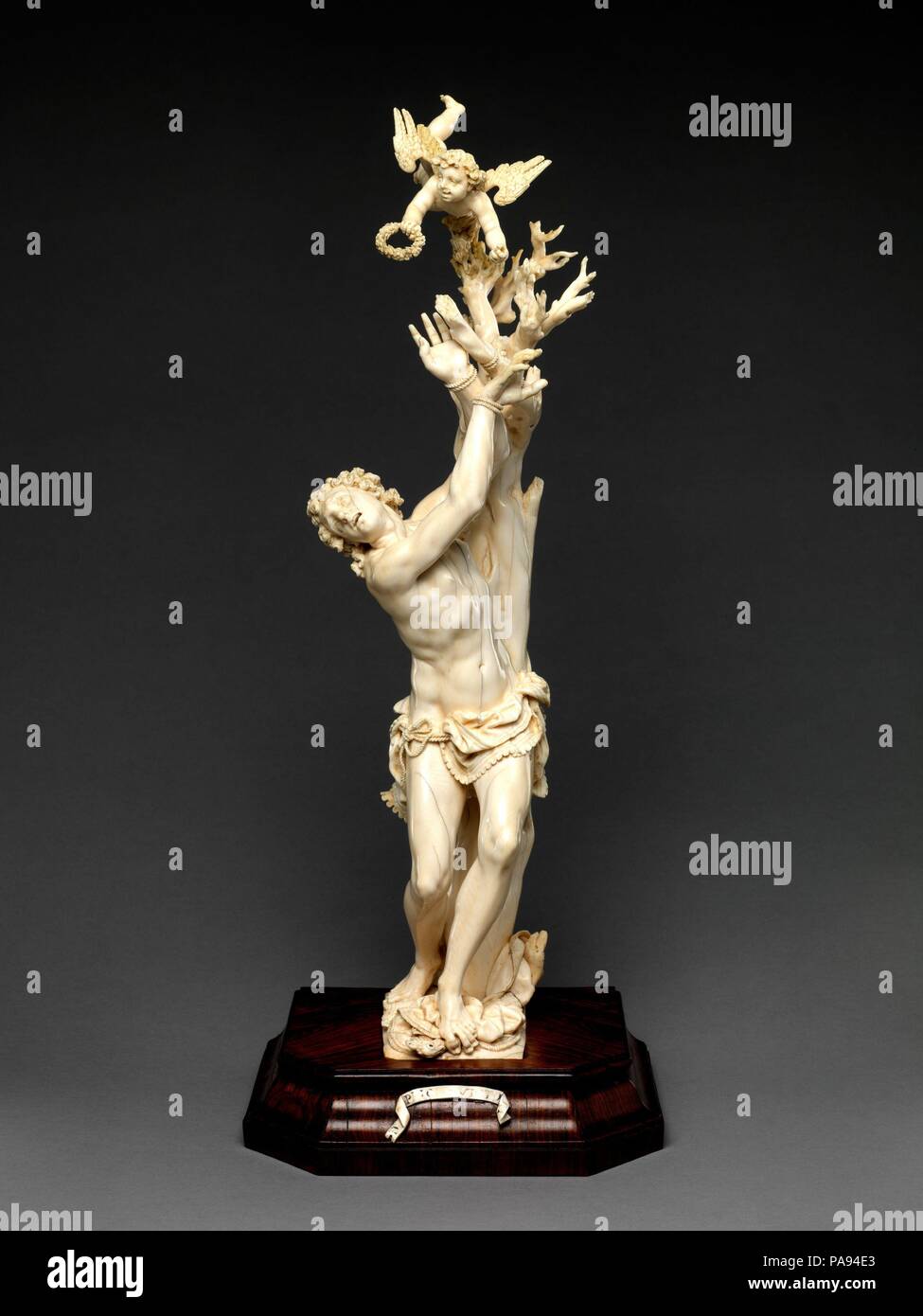 St. Sebastian. Kultur: Österreich, Salzburg. Maße: Gesamt: 17 cm. (44,5 cm) (ohne Holz- Sockel). Hersteller: Master der Furien (österreichischen). Datum: 17. Als Beschützer der potenziellen Opfer und Soldaten Pest, Sankt Sebastian (gestorben Ca. 288) war beliebt bei den Gläubigen. Der Schwerpunkt liegt auf der Heilige von Gott gegebene Schönheit und den exotischen Material, es zu verwirklichen. Die Pretorian wird angezeigt durch die Pfeile seines Martyriums. Tränen aus seinen Augen tröpfeln, wie Er scheint einen letzten Seufzer der Erschöpfung zu atmen, Mitleid zu provozieren. Ein putto, Krone der Märtyrer mit einem Sieger' Stockfoto
