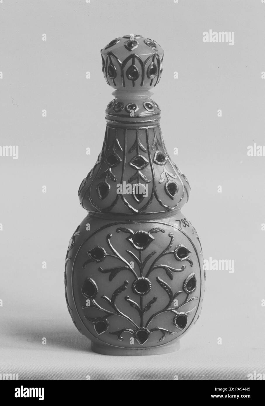 Vase mit Stopper. Kultur: Indien. Abmessungen: H.4 3/16 in. (10,6 cm); W. 1 7/8 in. (4,7 cm); D. 1 1/16-in. (2,7 cm). Datum: 18. bis 19. Jahrhundert. Museum: Metropolitan Museum of Art, New York, USA. Stockfoto