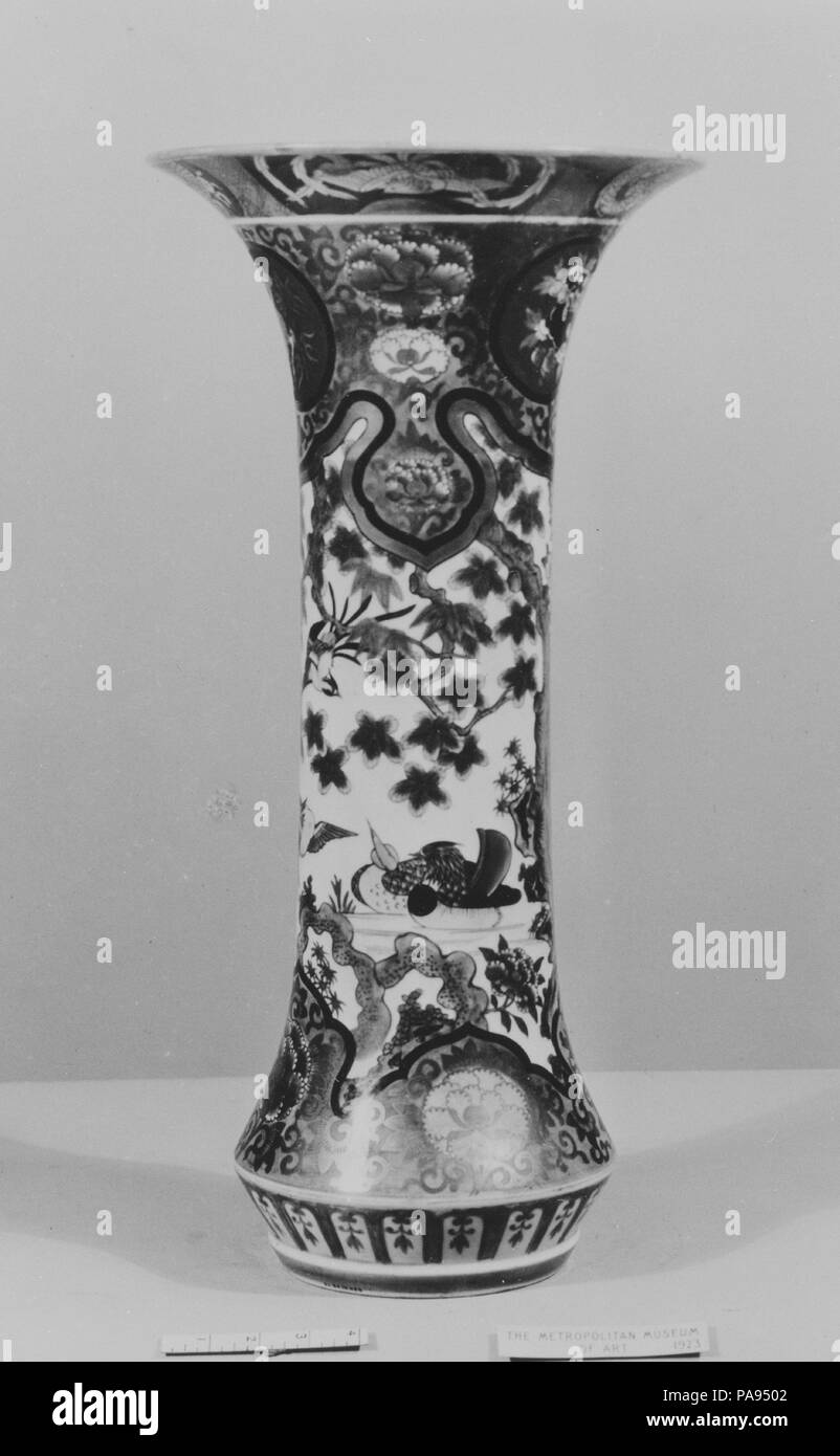 Vase. Kultur: Japan. Abmessungen: H. 25 in. (63,5 cm); Durchm. 12 in. (30,5 cm). Datum: 18. Museum: Metropolitan Museum of Art, New York, USA. Stockfoto
