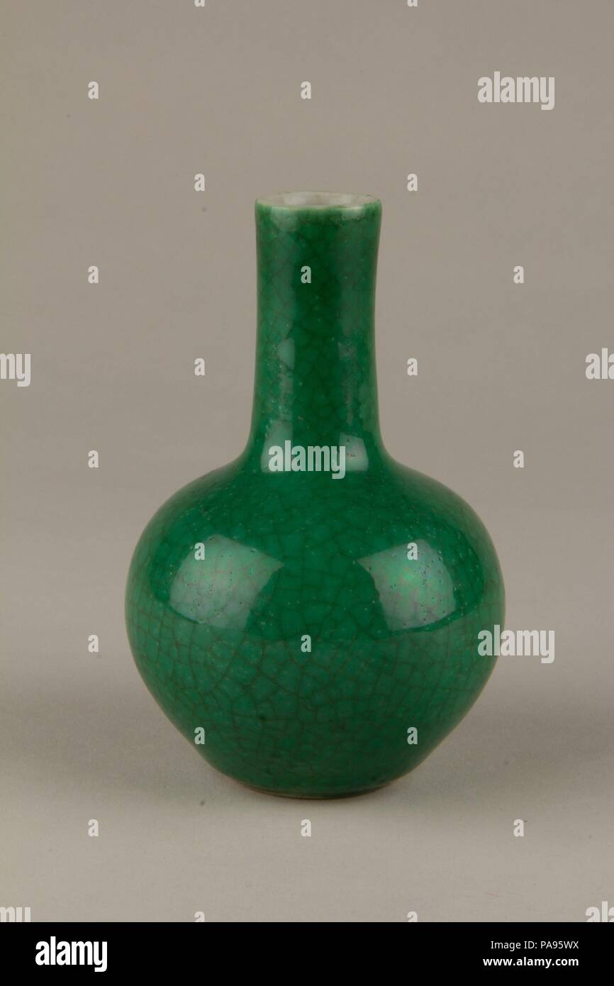 Flasche. Kultur: China. Abmessungen: H. 5 1/2 in. (14 cm). Museum: Metropolitan Museum of Art, New York, USA. Stockfoto