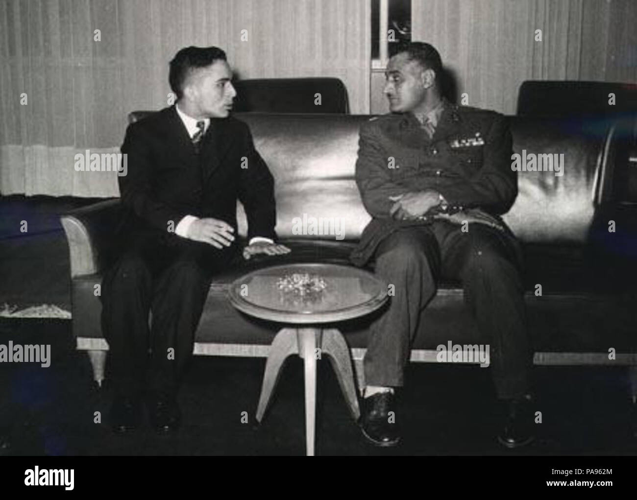 147 König Hussein von Jordanien mit der ägyptische Präsident Gamal Abdel Nasser in der Mitte der 1950er-Jahre Stockfoto