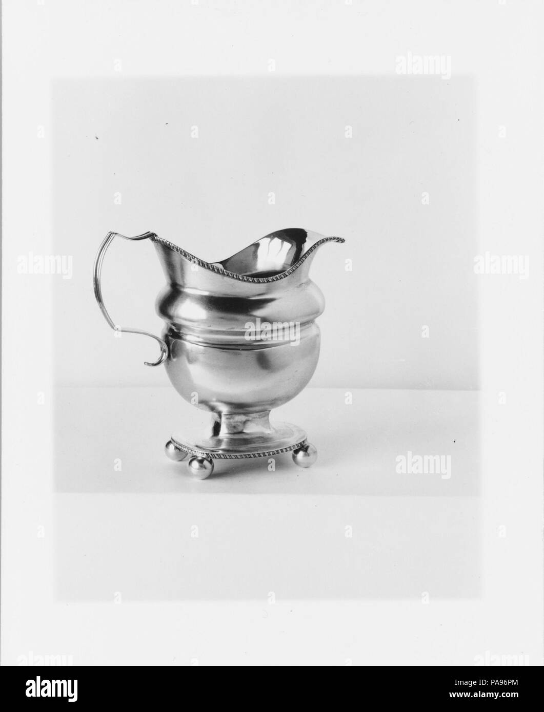 Rahmtopf. Kultur: American. Abmessungen: 6 1/8 x 6 1/2 x 3 11/16 in. (5,4 x 11,6 x 10 cm); 7 oz. 17 dwt. (244,4 g). Schöpfer: William B. Heyer (aktive Ca. 1807-22). Einzelhändler: Hyde und Nevins (aktive Ca. 1814-19). Datum: Ca. 1815. Museum: Metropolitan Museum of Art, New York, USA. Stockfoto