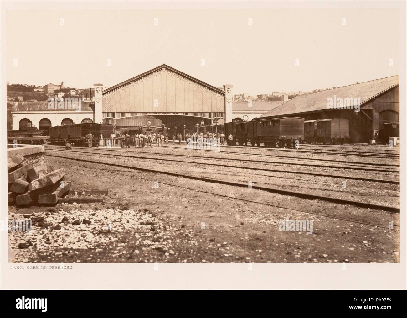 Gare de Lyon Perrache. Artist: Édouard Baldus (Französisch, geboren Preußen, 1813-1889). Abmessungen: Bild: 27,9 x 43,3 cm (11 x 17 1/16 in.): 46 x 60,5 cm (18 1/8 x 23 13/16 in.). Datum: Ca. 1861. Museum: Metropolitan Museum of Art, New York, USA. Stockfoto