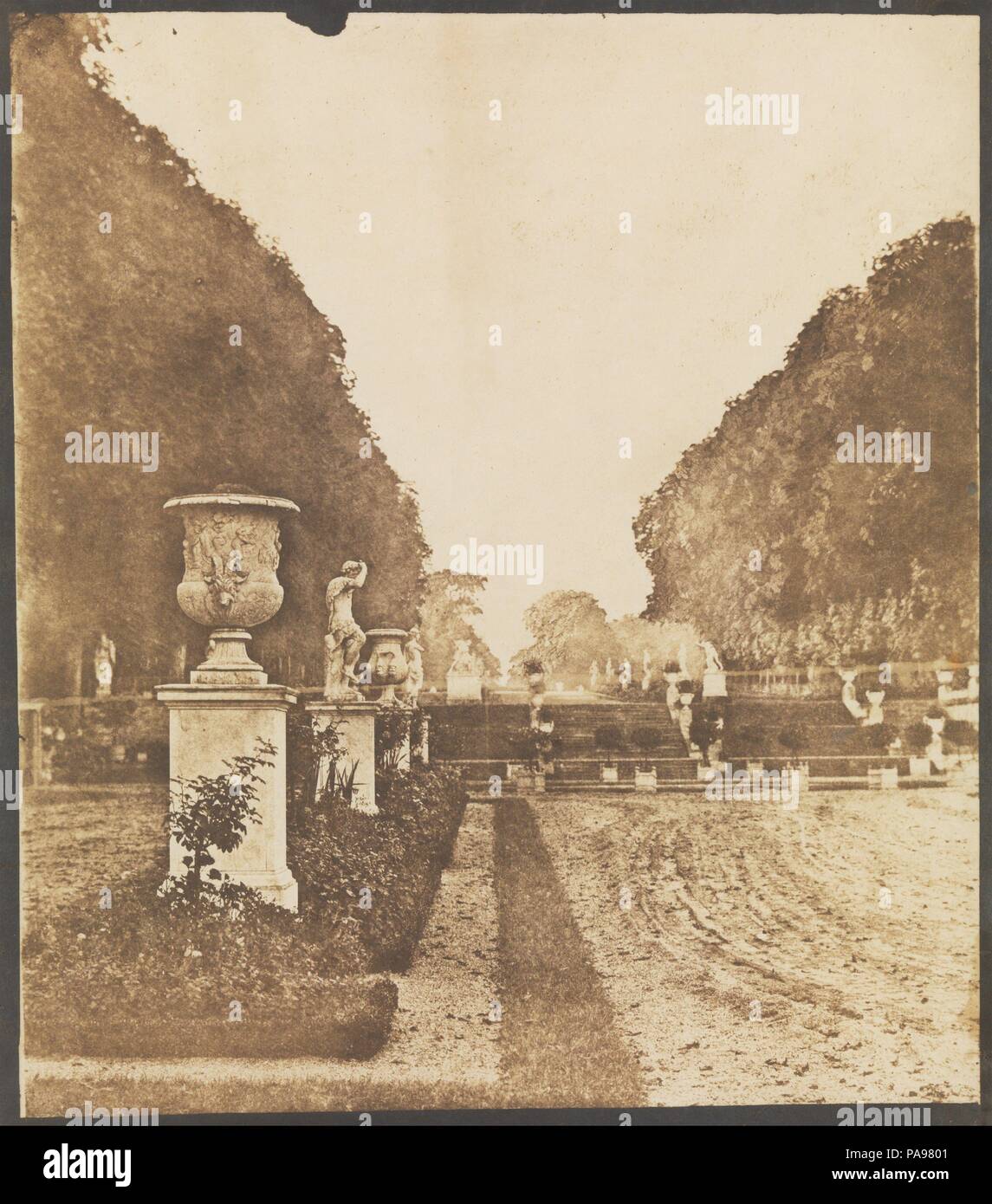 [Gärten von Saint-Cloud]. Künstler: Henri Victor Regnault (Französisch, 1810-1878). Abmessungen: Bild: 16 1/8 x 14 1/16-in. (41 × 35,7 cm) Blatt: 19 in. × 15 3/16 in. (48,3 × 38,5 cm). Datum: vor 1855. Ein berühmter Physiker und frühen Experimentator mit dem fotografischen Prozess von Talbot erfunden, Victor Regnault war eine treibende Kraft in der frühen französischen Fotografie. Mit Delacroix, unter anderem gründete er die Société Héliographique war 1851 Gründungspräsident der nachfolgenden Société Française de / im Jahre 1854, und als Direktor der Porzellanmanufaktur in Sèvres von 1852 bis 1871 machte die Fotografie ein Stockfoto