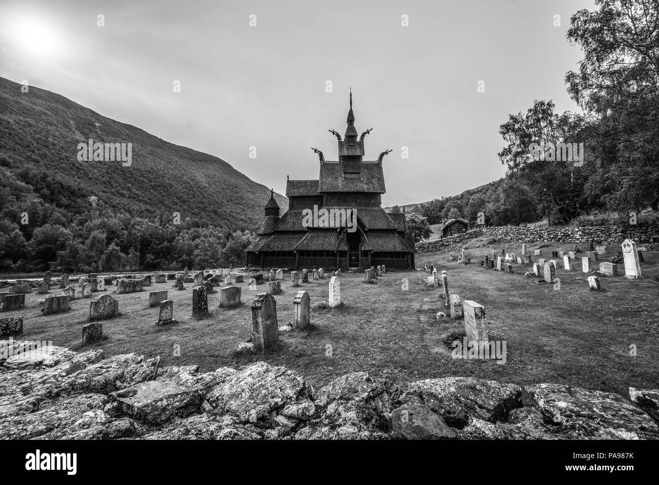 Schwarze und weiße Kirche Borgund Weitwinkel mit Friedhof in Norwegen Stabkirche. Stockfoto