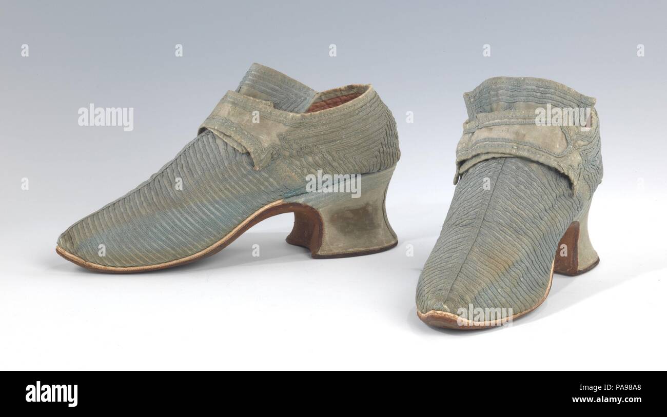 Schuhe. Kultur: Europäische. Datum: 1730-59. Die dekorativen Motiv der Stripe - wie allover Geflecht Anwendung ist gut durch dieses Paar Schuhe aus dem modischen Periode, die seit ca. 100 Jahren ab Mitte der 1600-Jahre andauerte vertreten. Während die kontrastierenden Farben verbreitet war im 17. und frühen 18. Jahrhundert, später Beispiele für diese Art von Verzierungen sind in der Regel monochrom. Das Geflecht ist in einem attraktiven star Design auf der Zunge arbeitete, trotz der Tatsache, dass diese gedeckt worden wäre durch den Sicherheitsgurt latchets Wenn getragen. Museum: Metropolitan Museum of Art, New York, USA. Stockfoto