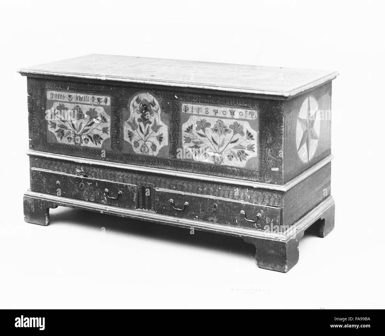 Dower Brust. Kultur: American. Abmessungen: 27 x 51 x 22 1/4 in. (69,2 x 129,5 x 55,9 cm). Datum: 1800. Museum: Metropolitan Museum of Art, New York, USA. Stockfoto