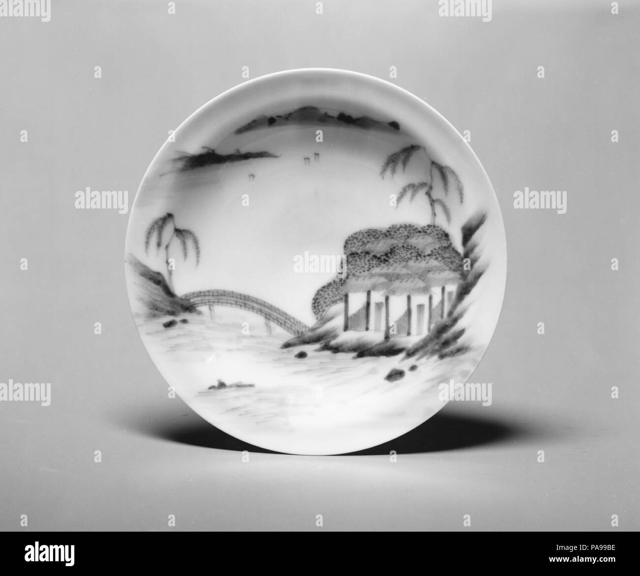 Untertasse. Kultur: Japan. Abmessungen: H. 3/4 in. (1,9 cm); Durchm. 5 in. (12,7 cm). Datum: 1830. Museum: Metropolitan Museum of Art, New York, USA. Stockfoto