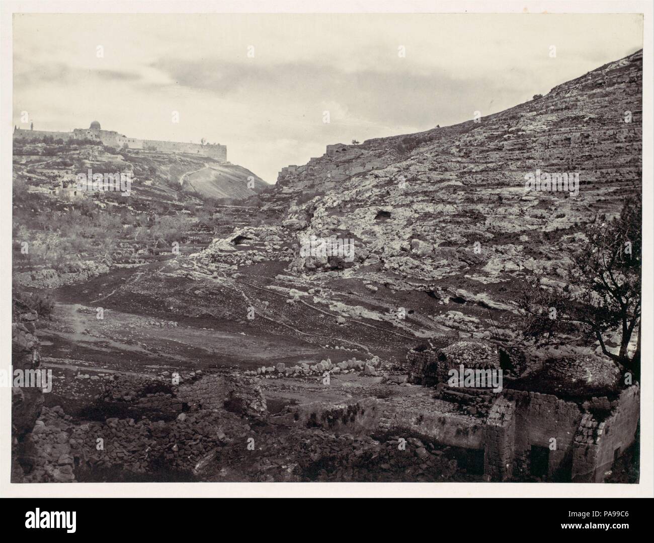 Mount Moriah, Jerusalem, von En-rogel. Artist: Francis Frith (British, Chesterfield, Derbyshire 1822-1898 Cannes, Frankreich). Datum: Ca. 1857. Museum: Metropolitan Museum of Art, New York, USA. Stockfoto