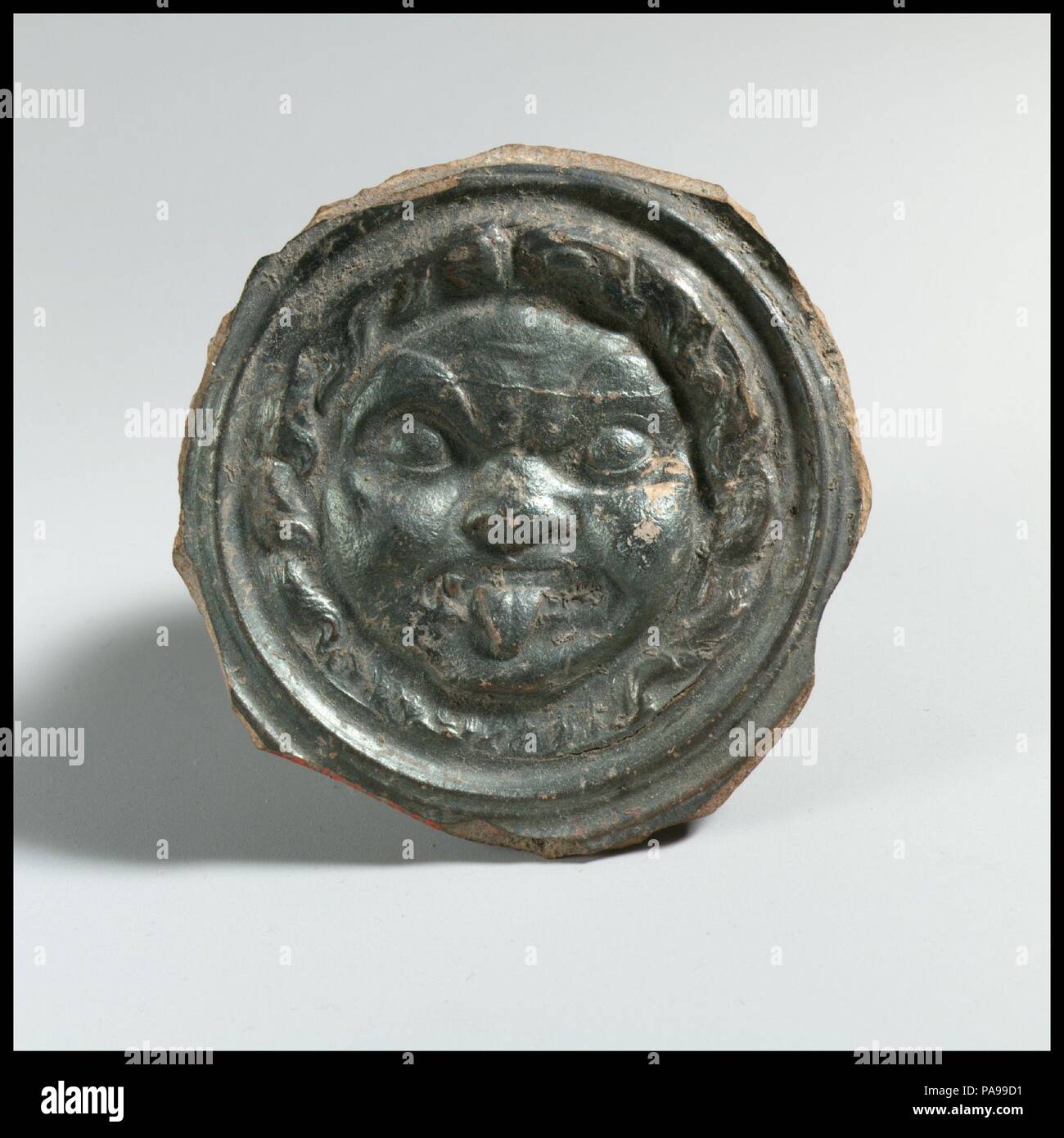 Terrakotta Tondo von einem phiale (trankopfers Schüssel). Kultur: Griechisch, Italienisch, Campanium, Calenian. Abmessungen: Durchmesser 2 7/8 in. (Hellrotem). Datum: 3.Jahrhundert v. Chr.. Der Tondo enthält eine gorgoneion (Gesicht einer gorgone). Museum: Metropolitan Museum of Art, New York, USA. Stockfoto