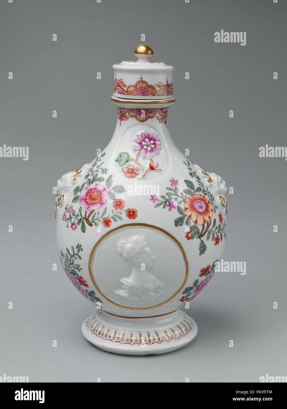 Pilgrim Flasche mit Deckel. Kultur: Österreich, Wien. Abmessungen: H. mit Deckel 8-1/2-in. (21,6 cm). Werk: Wien. Factory Regie: Du Paquier Periode (1718-1744). Datum: Ca. 1725-30. Diese Flasche ist dekoriert mit Flachrelief Porträts der Habsburger Kaiser Karl VI. (1685-1740) und Kaiserin Elisabeth (1691-1750), Herrscher von Österreich. Museum: Metropolitan Museum of Art, New York, USA. Stockfoto