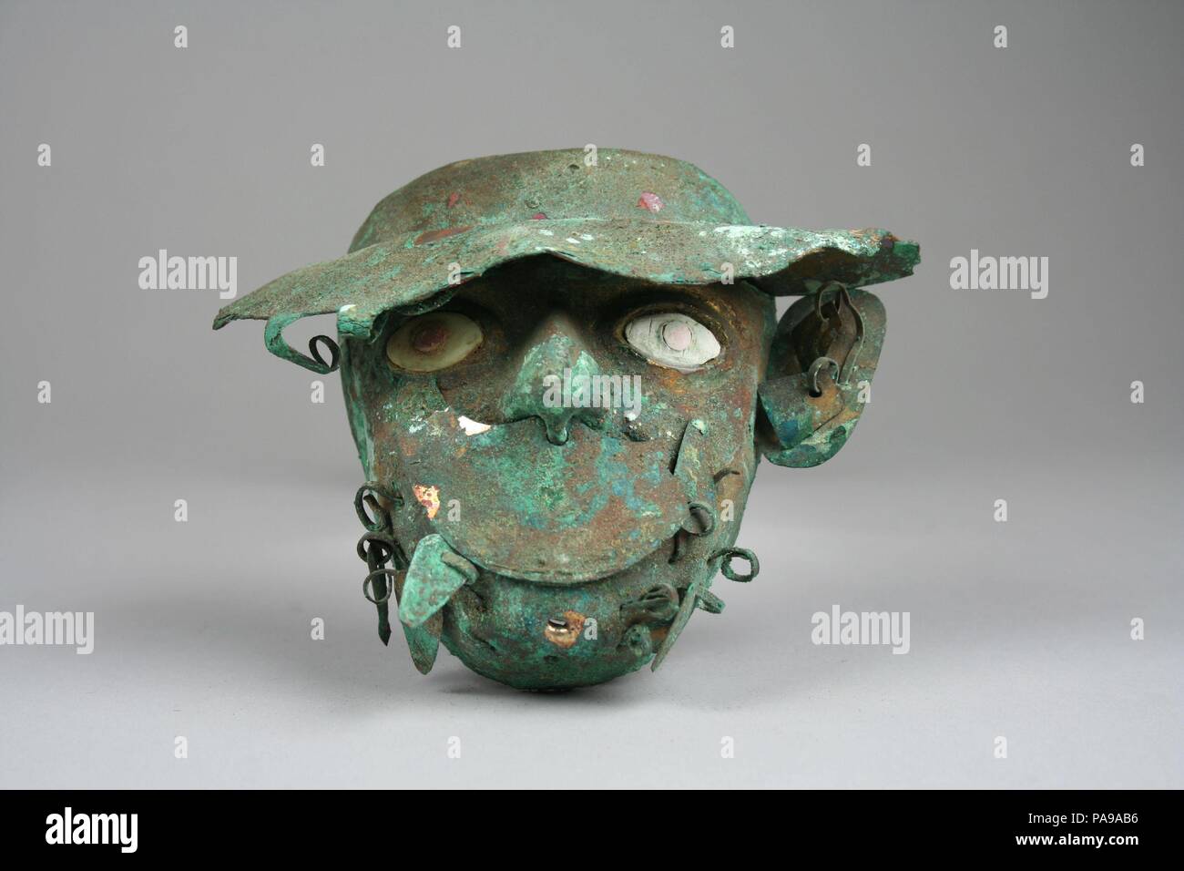 Maske Ornament. Kultur: Moche (Loma Negra). Abmessungen: Höhe 3-3/8-in. (8,5 cm). Datum: 390-450. Museum: Metropolitan Museum of Art, New York, USA. Stockfoto