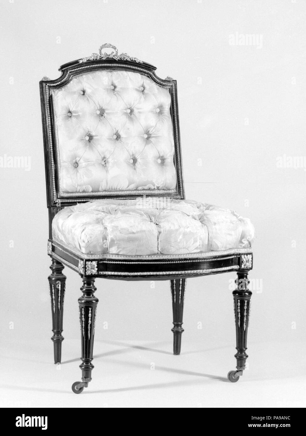 Side Chair. Kultur: American. Abmessungen: 37 3/4 x 20 3/4 x 17 1/2 in. (95,9 x 52,7 x 44,5 cm). Teekocher: Léon Marcotte (1824-1887). Datum: Ca. 1860. Dieser Stuhl ist Teil einer Suite von Louis-XVI-Möbeln, dass John Taylor Johnston (1820-1893) von der Firma Ringuet-Leprince und L.Marcotte in ca. 1856 gekauft. Dieses internationale Unternehmen Showrooms in Paris und New York, und es wird davon ausgegangen, dass zumindest einige der Stücke der Suite in Paris für das New York Kommission gemacht wurden. Johnston, eine Eisenbahn Exekutive und der erste Präsident des Metropolitan Museum der Kunst, t Stockfoto