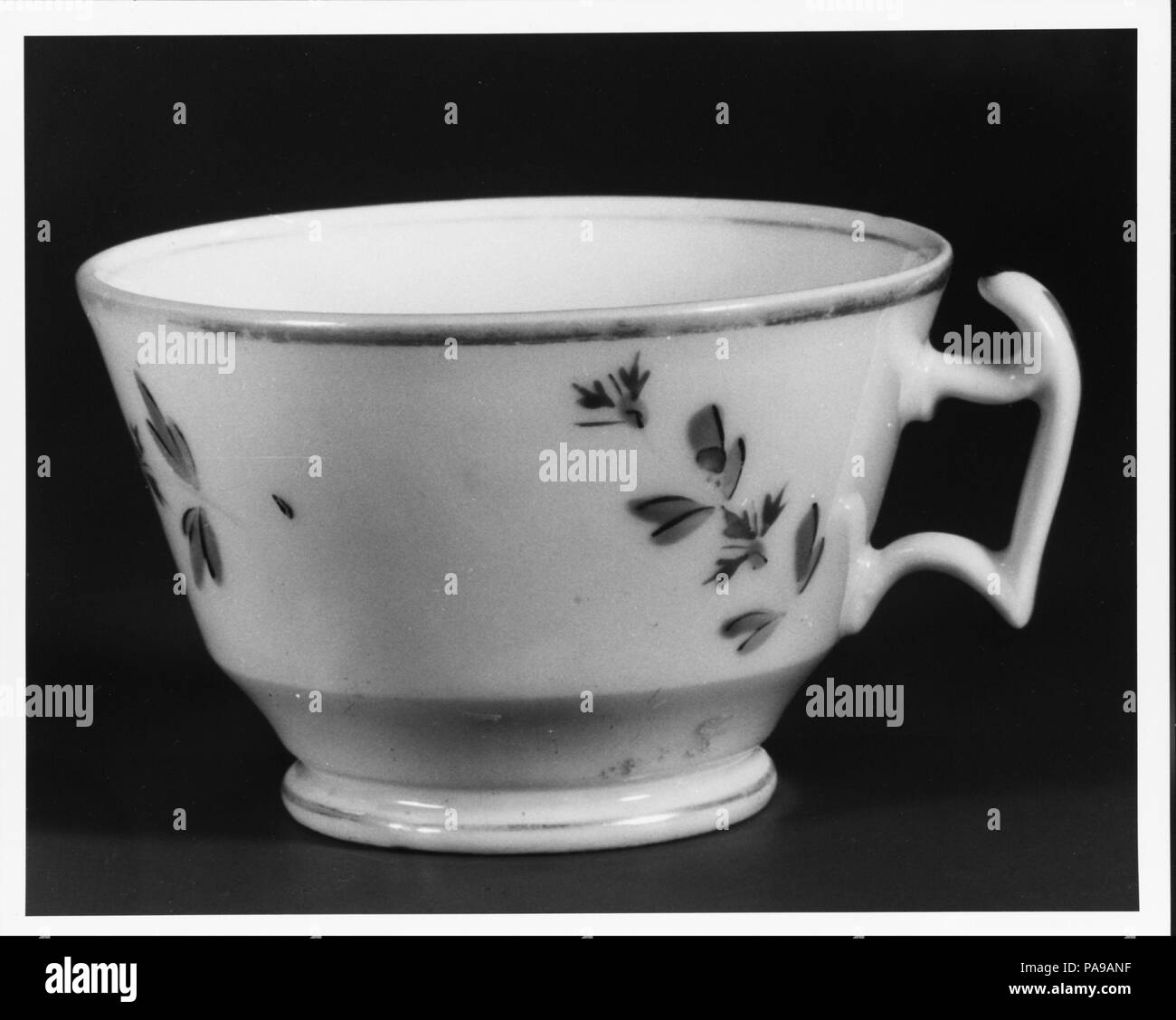 Cup. Kultur: Französisch. Abmessungen: Insgesamt: 2 1/4 x 4 1/8 x 3 9/16 in. (5,7 x 10,5 x 9 cm). Datum: 1815-30. Museum: Metropolitan Museum of Art, New York, USA. Stockfoto