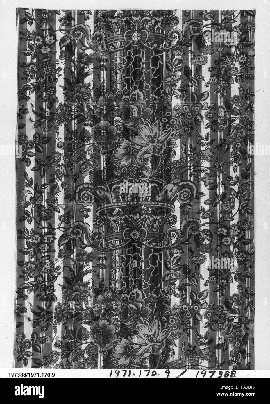 Stück. Kultur: Britische. Abmessungen: L 39 1/2x W. 24 1/4 Zoll (breite Webstuhl) 100,3 x 61,6 cm. Datum: Ca. 1824. Museum: Metropolitan Museum of Art, New York, USA. Stockfoto