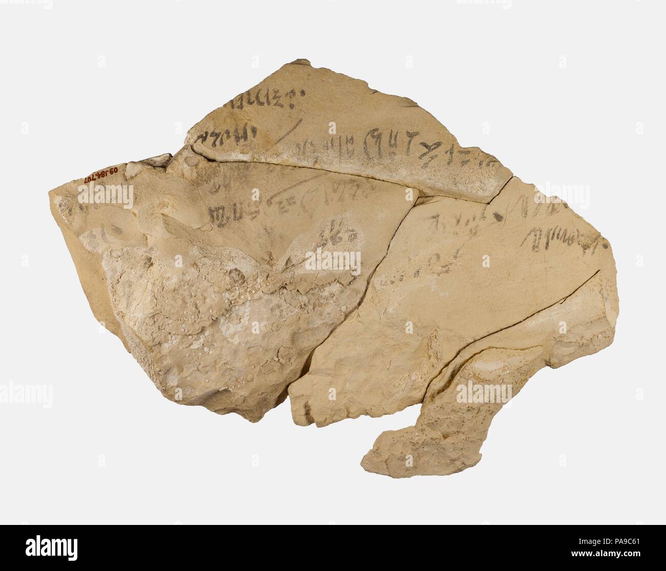 Hieratischen Ostrakon Aufnahme eines königlichen Namen und eine Liste von Namen. Abmessungen: h. 15 cm (5 7/8 in.); w. 21 cm (8 1/4"); Th. 1,5 cm (9/16 in). Dynastie: Dynasty 20. Herrschaft: regiert von Ramses IV-VI. Datum: ca 1184-1070 v. Chr.. Ostraka (plural für ostrakon) sind Scherben als Flächen, auf denen zu schreiben oder zeichnen. Der Begriff ist, durch Verlängerung benutzt, um Chips aus Kalkstein, die für ähnliche Zwecke verwendet wurden. Trotz ihrer bescheidenen Auftritte, Ostraka tragen eine Vielzahl von Bildern und Texten, einschließlich administrativer Dokumente, literarische Texte und Darstellungen von königliche und göttliche Zahlen. Die Texte Stockfoto