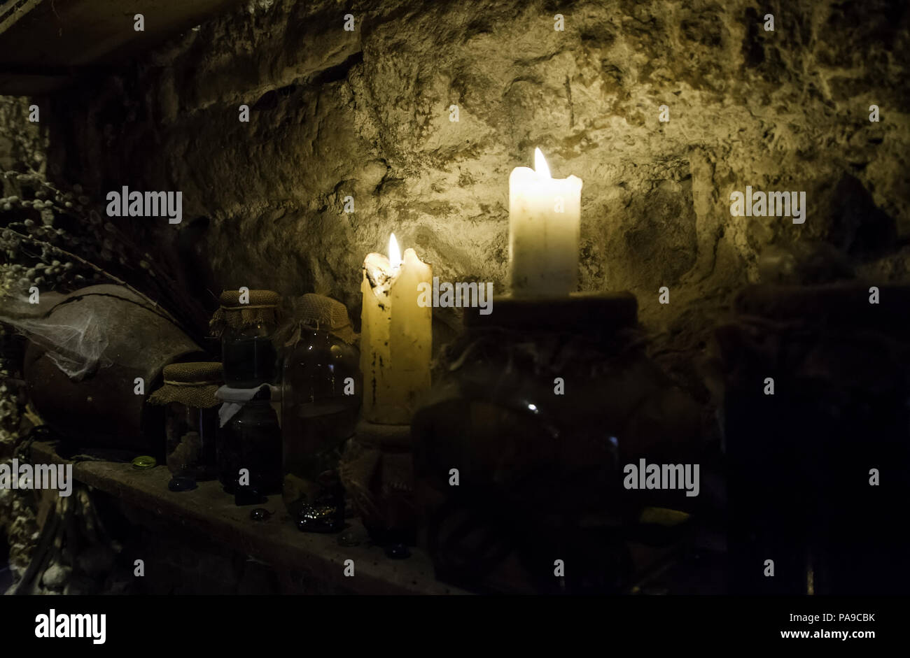 Altar für satanische Rituale, Zauberei, Okkultismus und Sekte Stockfoto