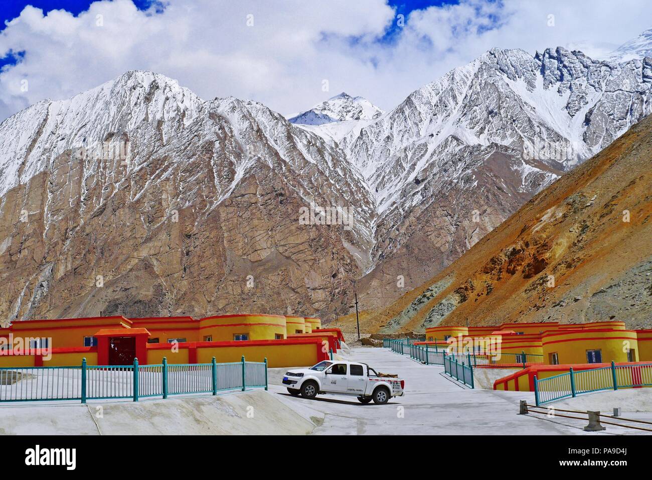 Die gut asphaltierte Straße Bedingungen und landschaftlich schöne Ansicht des Karakorum Highway (China) in Xinjiang. Stockfoto